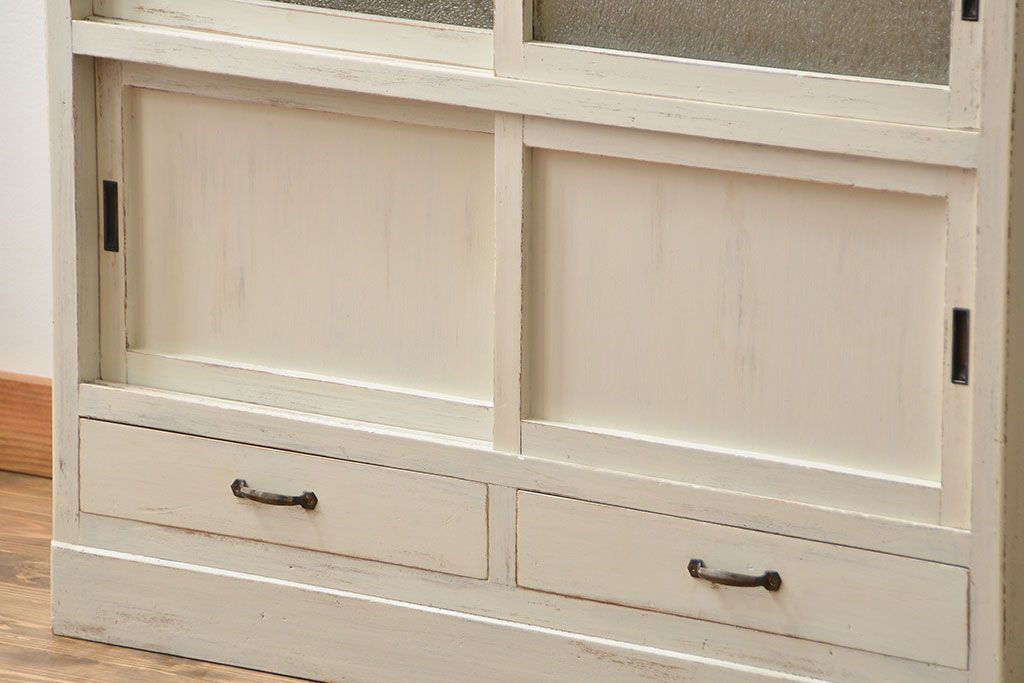 アンティーク家具　アンティークペイント ダイヤガラス入りのかわいい食器棚(カップボード)