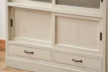 アンティーク家具　アンティークペイント ダイヤガラス入りのかわいい食器棚(カップボード)