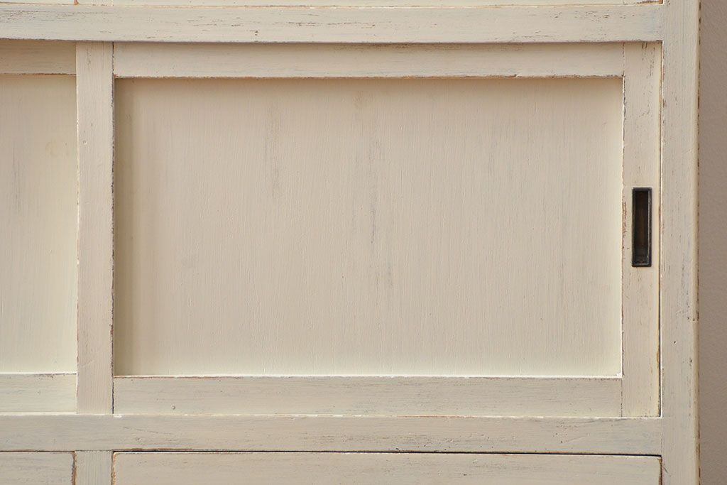 アンティーク家具　アンティークペイント ダイヤガラス入りのかわいい食器棚(カップボード)