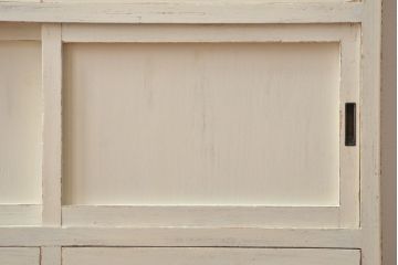 アンティーク家具　アンティークペイント ダイヤガラス入りのかわいい食器棚(カップボード)