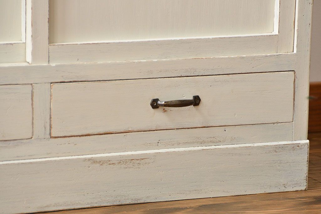 アンティーク家具　アンティークペイント ダイヤガラス入りのかわいい食器棚(カップボード)