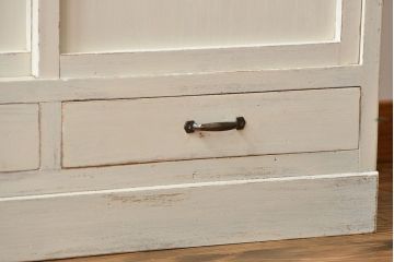 アンティーク家具　アンティークペイント ダイヤガラス入りのかわいい食器棚(カップボード)