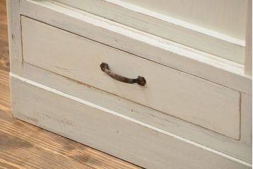 アンティーク家具　アンティークペイント ダイヤガラス入りのかわいい食器棚(カップボード)