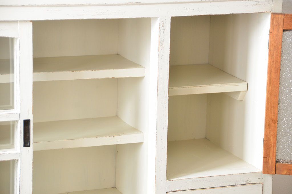 アンティーク家具　アンティークペイント ダイヤガラス入りのかわいい食器棚(カップボード)