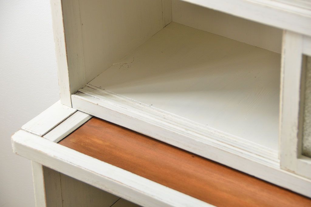 アンティーク家具　アンティークペイント ダイヤガラス入りのかわいい食器棚(カップボード)