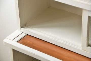 アンティーク家具　アンティークペイント ダイヤガラス入りのかわいい食器棚(カップボード)