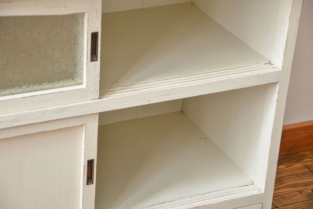 アンティーク家具　アンティークペイント ダイヤガラス入りのかわいい食器棚(カップボード)