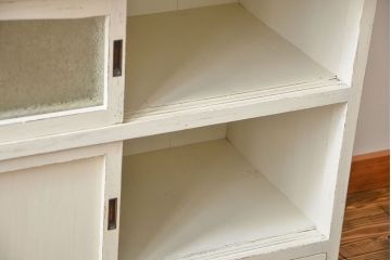 アンティーク家具　アンティークペイント ダイヤガラス入りのかわいい食器棚(カップボード)