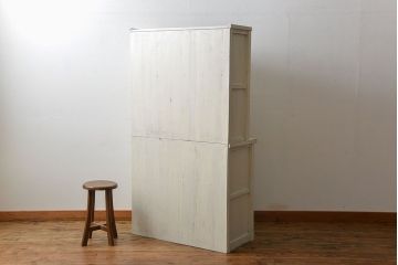 アンティーク家具　アンティークペイント ダイヤガラス入りのかわいい食器棚(カップボード)