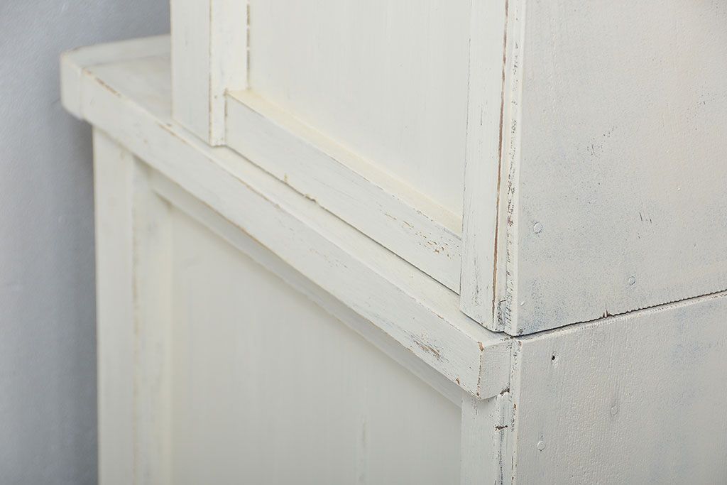 アンティーク家具　アンティークペイント ダイヤガラス入りのかわいい食器棚(カップボード)