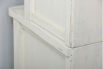 アンティーク家具　アンティークペイント ダイヤガラス入りのかわいい食器棚(カップボード)