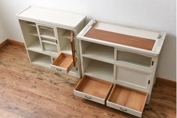 アンティーク家具　アンティークペイント ダイヤガラス入りのかわいい食器棚(カップボード)