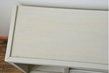 アンティーク家具　アンティークペイント ダイヤガラス入りのかわいい食器棚(カップボード)