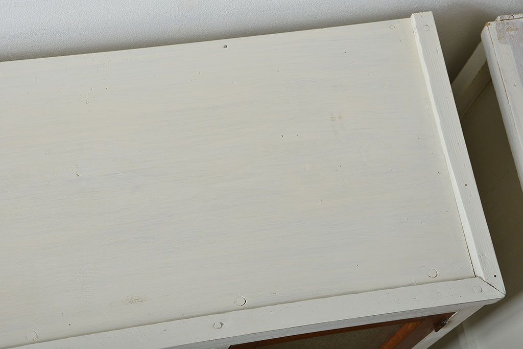 アンティーク家具　アンティークペイント ダイヤガラス入りのかわいい食器棚(カップボード)