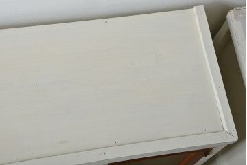 アンティーク家具　アンティークペイント ダイヤガラス入りのかわいい食器棚(カップボード)