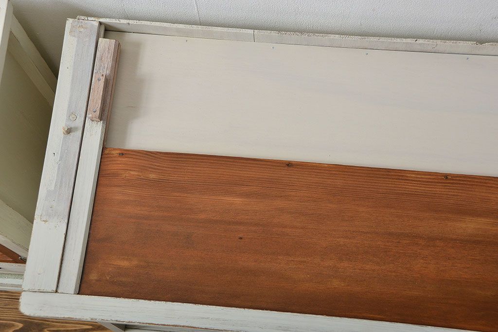 アンティーク家具　アンティークペイント ダイヤガラス入りのかわいい食器棚(カップボード)