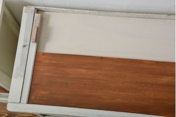 アンティーク家具　アンティークペイント ダイヤガラス入りのかわいい食器棚(カップボード)