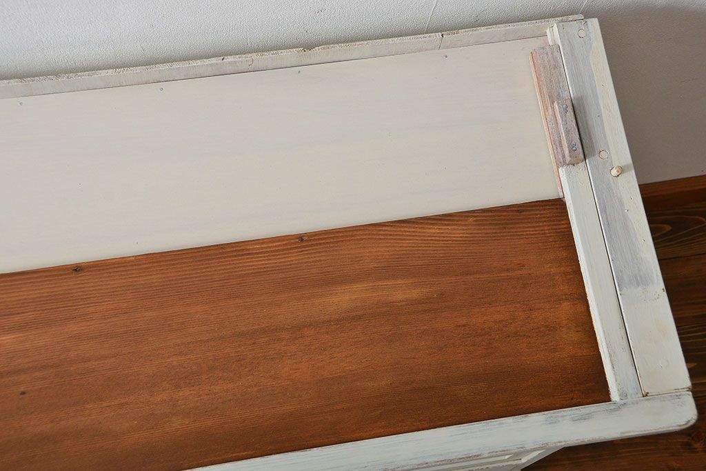 アンティーク家具　アンティークペイント ダイヤガラス入りのかわいい食器棚(カップボード)