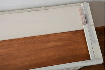 アンティーク家具　アンティークペイント ダイヤガラス入りのかわいい食器棚(カップボード)