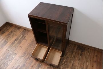 アンティーク家具　アンティーク 気泡ガラスの引き出し付き収納棚(飾り棚)