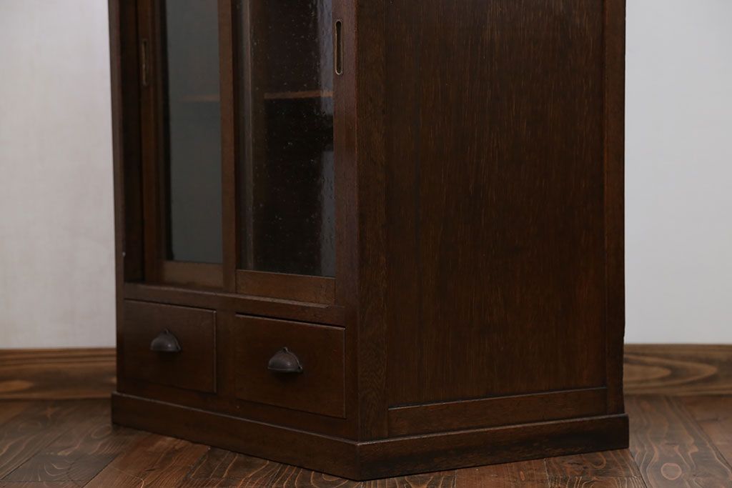 アンティーク家具　アンティーク 気泡ガラスの引き出し付き収納棚(飾り棚)