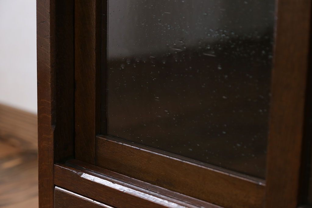 アンティーク家具　アンティーク 気泡ガラスの引き出し付き収納棚(飾り棚)