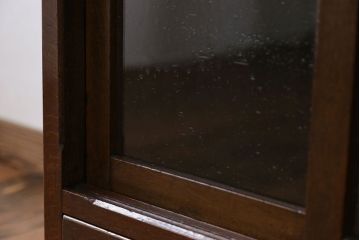 アンティーク家具　アンティーク 気泡ガラスの引き出し付き収納棚(飾り棚)