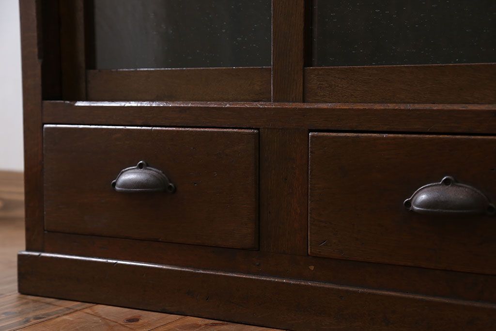 アンティーク家具　アンティーク 気泡ガラスの引き出し付き収納棚(飾り棚)