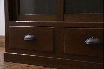 アンティーク家具　アンティーク 気泡ガラスの引き出し付き収納棚(飾り棚)