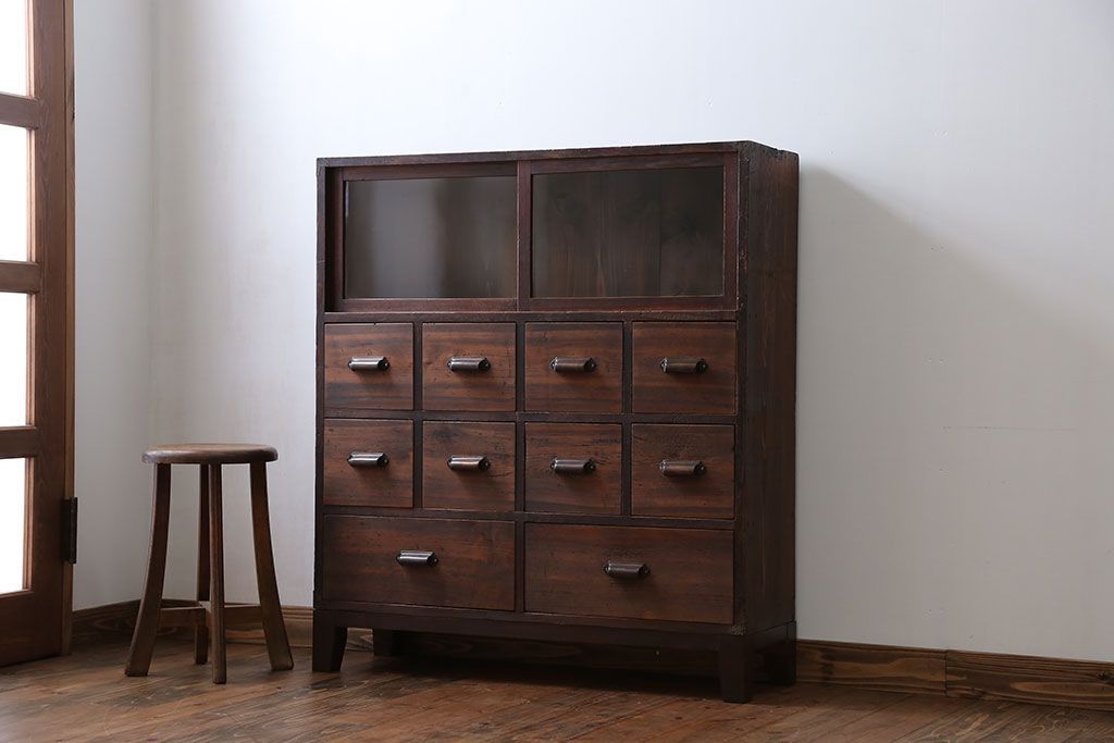 アンティーク家具　アンティーク 古い木の10杯引き出し 脚付き収納棚(チェスト)