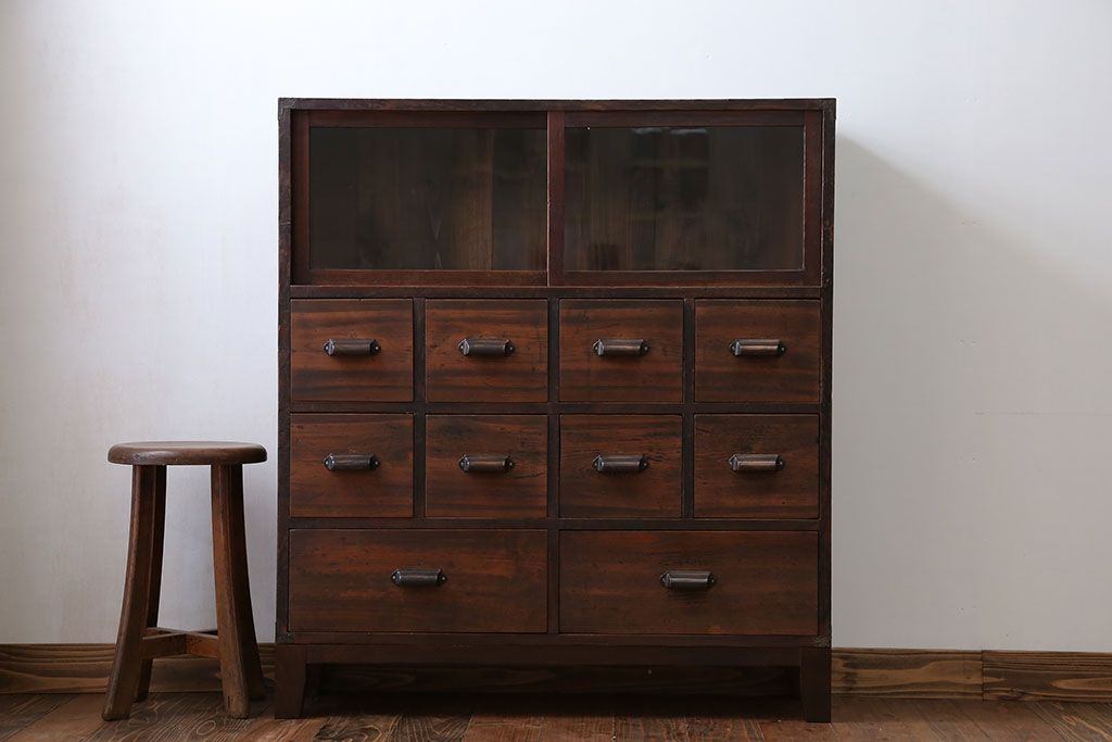 アンティーク家具　アンティーク 古い木の10杯引き出し 脚付き収納棚(チェスト)