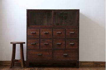 アンティーク家具　アンティーク 古い木の10杯引き出し 脚付き収納棚(チェスト)