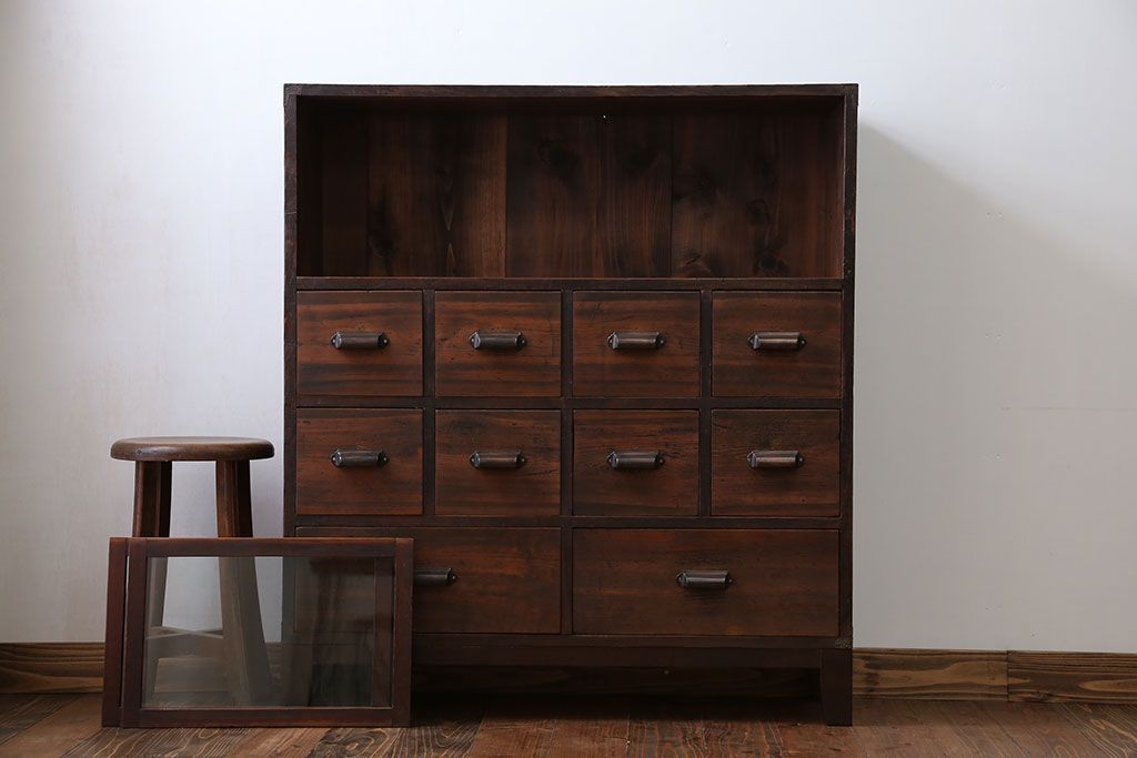 アンティーク家具　アンティーク 古い木の10杯引き出し 脚付き収納棚(チェスト)