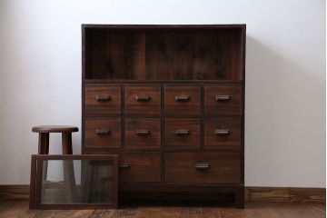 アンティーク家具　アンティーク 古い木の10杯引き出し 脚付き収納棚(チェスト)