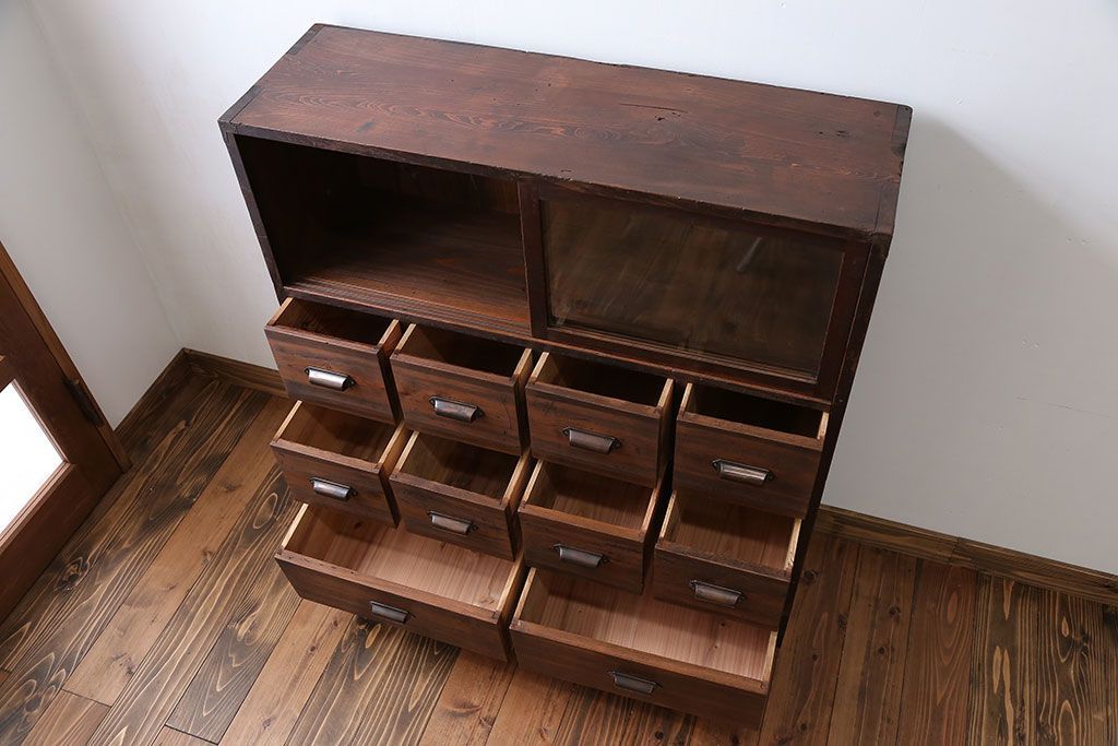 アンティーク家具　アンティーク 古い木の10杯引き出し 脚付き収納棚(チェスト)