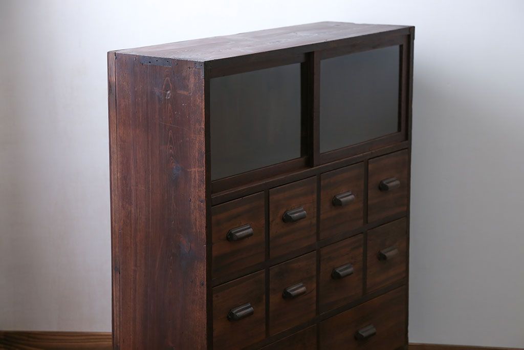 アンティーク家具　アンティーク 古い木の10杯引き出し 脚付き収納棚(チェスト)