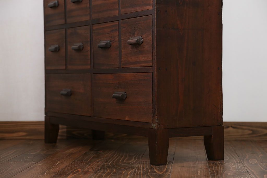 アンティーク家具　アンティーク 古い木の10杯引き出し 脚付き収納棚(チェスト)