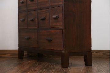 アンティーク家具　アンティーク 古い木の10杯引き出し 脚付き収納棚(チェスト)