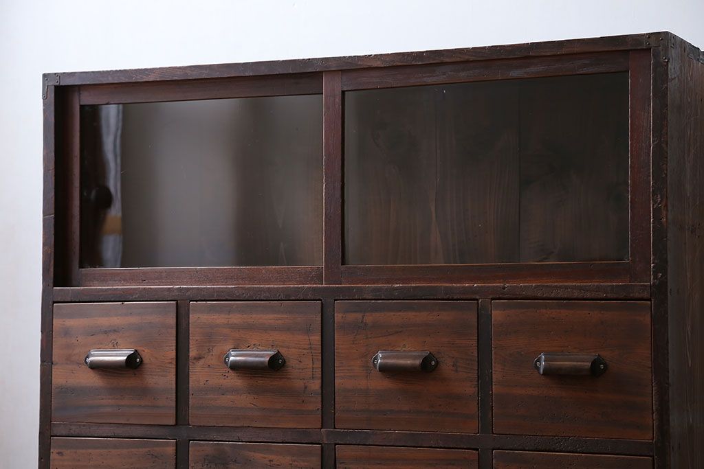 アンティーク家具　アンティーク 古い木の10杯引き出し 脚付き収納棚(チェスト)