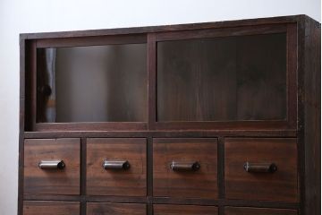 アンティーク家具　アンティーク 古い木の10杯引き出し 脚付き収納棚(チェスト)