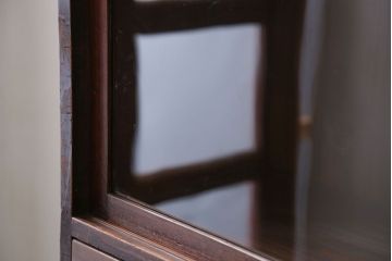 アンティーク家具　アンティーク 古い木の10杯引き出し 脚付き収納棚(チェスト)