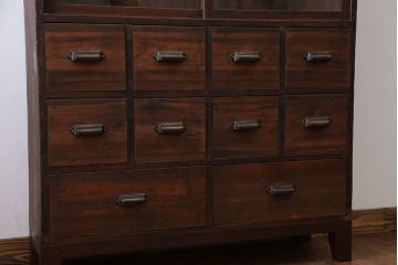 アンティーク家具　アンティーク 古い木の10杯引き出し 脚付き収納棚(チェスト)