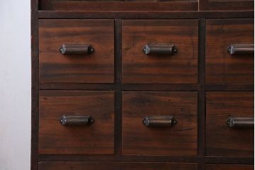 アンティーク家具　アンティーク 古い木の10杯引き出し 脚付き収納棚(チェスト)