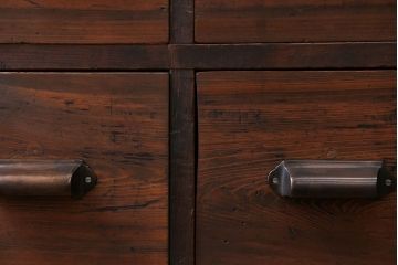 アンティーク家具　アンティーク 古い木の10杯引き出し 脚付き収納棚(チェスト)