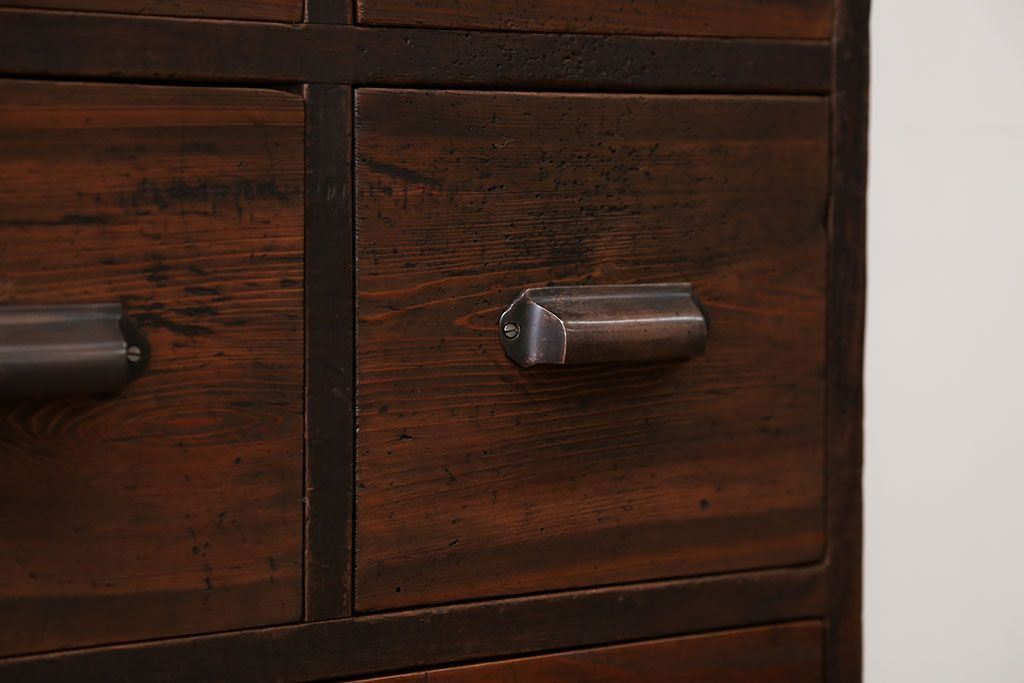 アンティーク家具　アンティーク 古い木の10杯引き出し 脚付き収納棚(チェスト)