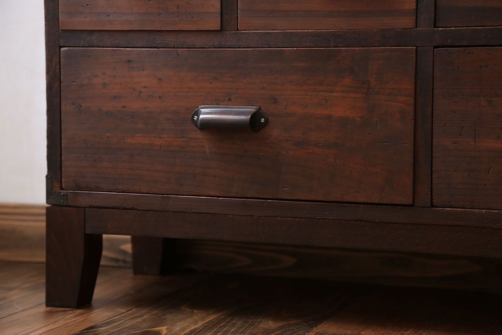 アンティーク家具　アンティーク 古い木の10杯引き出し 脚付き収納棚(チェスト)