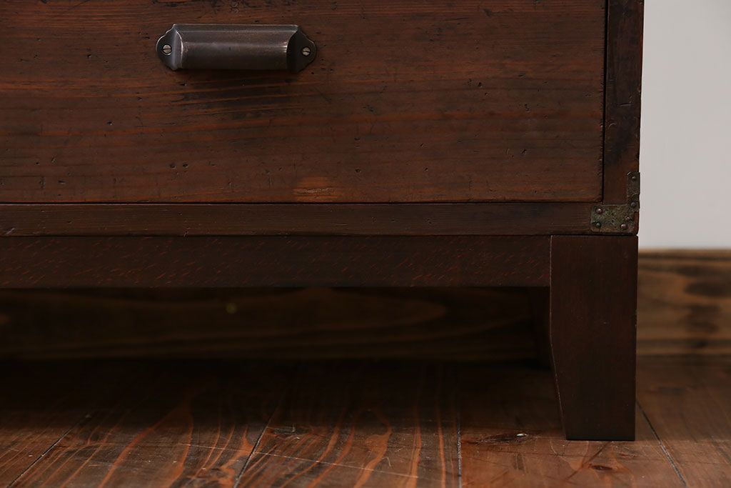 アンティーク家具　アンティーク 古い木の10杯引き出し 脚付き収納棚(チェスト)