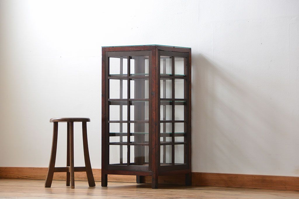 アンティーク家具　アンティーク  格子デザインの縦型ガラス(1)(ショーケース、飾り棚)　