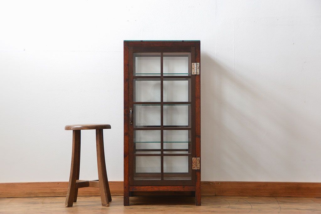 アンティーク家具　アンティーク  格子デザインの縦型ガラス(1)(ショーケース、飾り棚)　