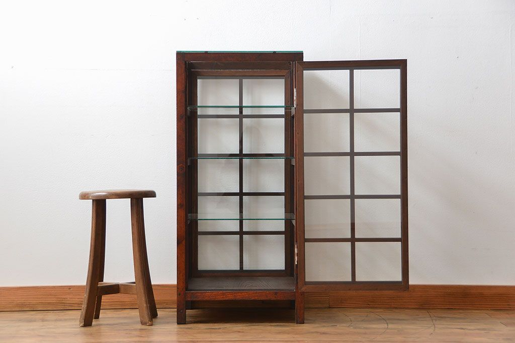 アンティーク家具　アンティーク  格子デザインの縦型ガラス(1)(ショーケース、飾り棚)　